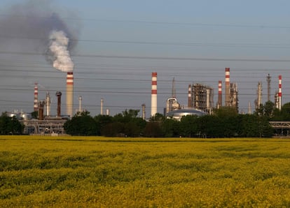 Vista de la refinería Slovnaft en Bratislava, Eslovaquia.
