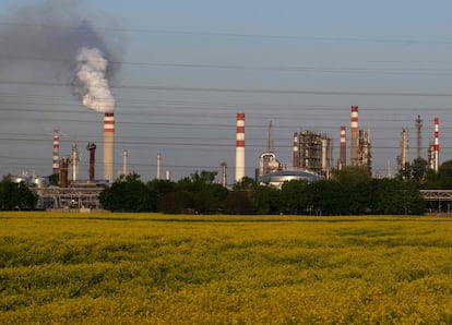 Vista de la refinería Slovnaft en Bratislava, Eslovaquia. 