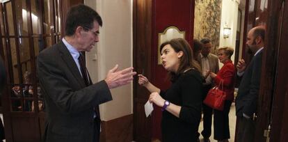 José Enrique Serrano, ponente socialista de la Ley de Transparencia, con la vicepresidenta Sáenz de Santamaría, en el Congreso, el pasado mes de mayo.