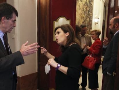 Jos&eacute; Enrique Serrano, ponente socialista de la Ley de Transparencia, con la vicepresidenta S&aacute;enz de Santamar&iacute;a, en el Congreso, el pasado mes de mayo.  