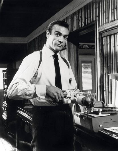 Sean Connery, en su papel de James Bond, con su inseparable Martini.