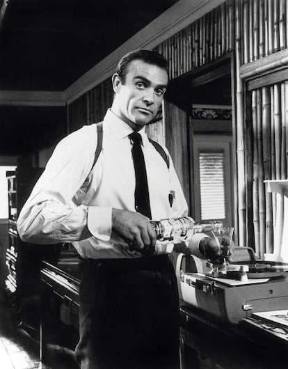 Sean Connery, en su papel de James Bond, con su inseparable Martini.