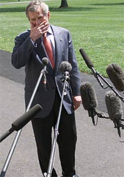 George Bush, ayer, en los jardines de la Casa Blanca.