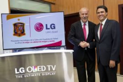 El seleccionador nacional, Vicente del Bosque (a la izquierda), junto al director de Marketing de LG Espa&ntilde;a, Jos&eacute; Mar&iacute;a Zamora.