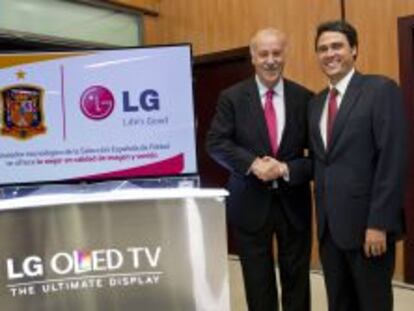 El seleccionador nacional, Vicente del Bosque (a la izquierda), junto al director de Marketing de LG Espa&ntilde;a, Jos&eacute; Mar&iacute;a Zamora.