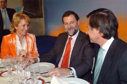 Esperanza Aguirre, Mariano Rajoy e Ignacio García de Vinuesa, portavoz del PP en el Ayuntamiento de Alcobendas.