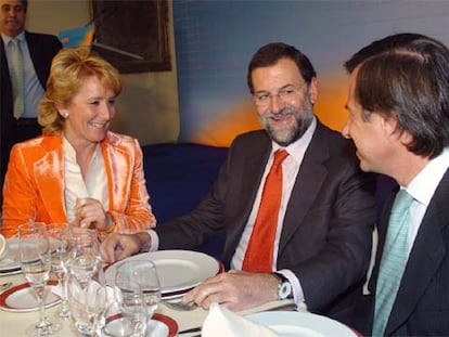 Esperanza Aguirre, Mariano Rajoy e Ignacio García de Vinuesa, portavoz del PP en el Ayuntamiento de Alcobendas.