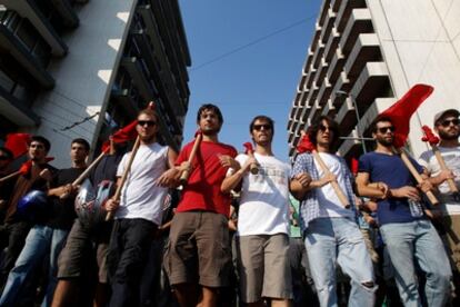 Un grupo de estudiantes marcha por las calles del centro de Atenas en protesta por los planes de ajuste.