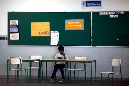 A escola está perfeitamente limpa e organizada e os alunos criaram até uma biblioteca com doações.