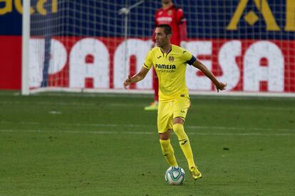 Bruno Soriano conduce el balón durante el partido contra el Sevilla. / EFE