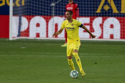 Bruno Soriano conduce el balón durante el partido contra el Sevilla. / EFE