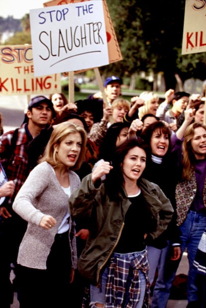 En 'Sensación de vivir' pasaban cosas más allá de los enamoramientos y las rupturas. En la imagen, una escena en la que Brenda y Donna acuden a una manifestación en defensa de los derechos de los animales.