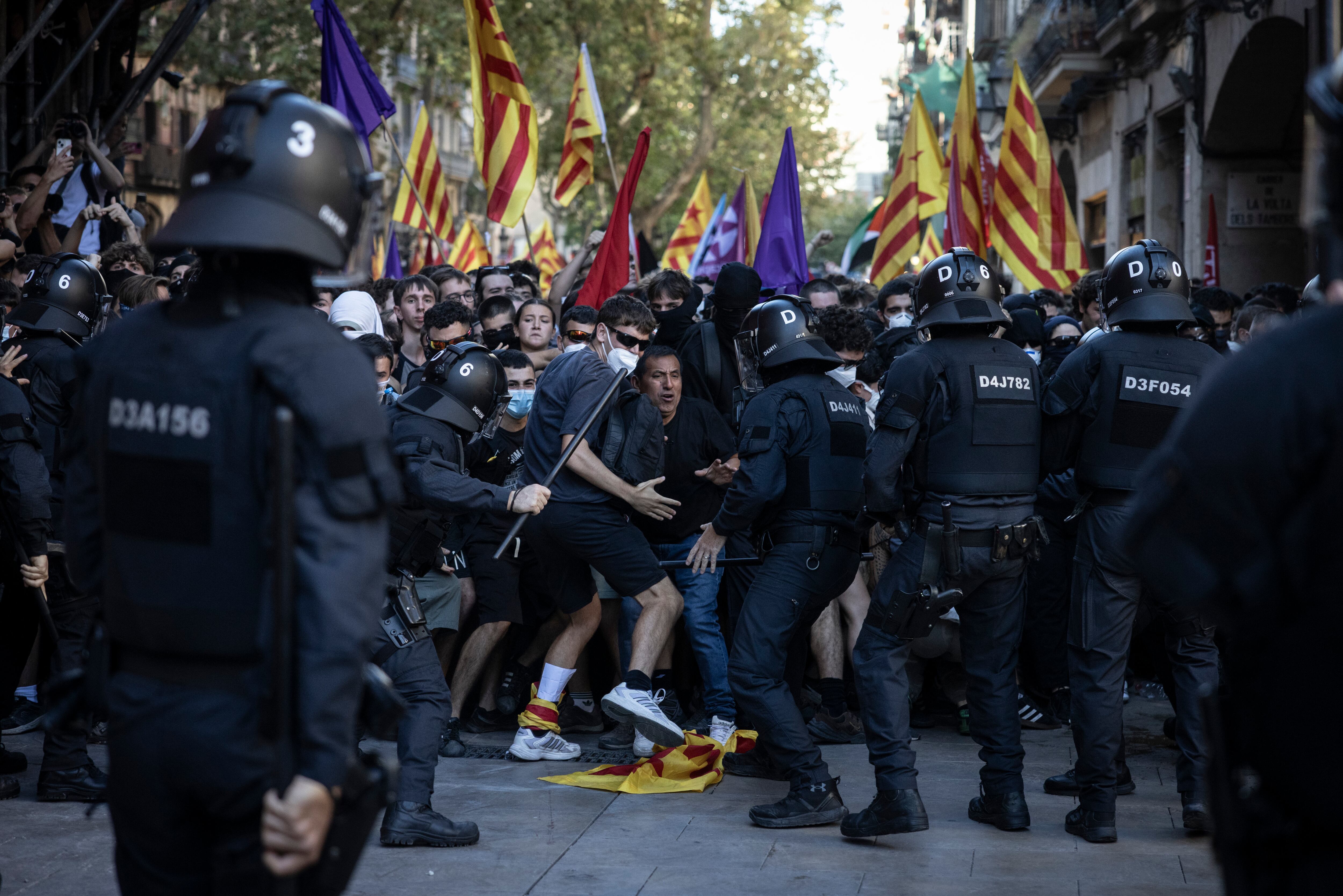 Enfrentamiento entre los Mossos d'Esquadra y la izquierda independentista en el Fossar de les Moreres, en Barcelona.