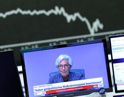 Una pantalla muestra la comparecencia de Christine Lagarde, presidenta del Banco Central Europeo, el pasado 12 de marzo