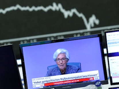 Una pantalla muestra la comparecencia de Christine Lagarde, presidenta del Banco Central Europeo, el pasado 12 de marzo