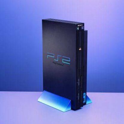 La PlayStation 2 de Sony es la reina de las videoconsolas. Sus juegos son de los más avanzados en diseño y los más solicitados por niños y no tan niños. Con imagen y sonido de gran definición, la PS2 tiene casi tantos detractores como admiradores por su alta capacidad de absorber frente a la televisión al jugador.