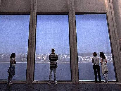 Vista desde el interior de la Domus-Museo del Hombre, inaugurada en abril de 1995 en un  edificio situado en el Paseo Marítimo de Riazor, en A Coruña.