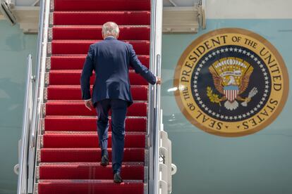El presidente de Estados Unidos, Joe Biden, sube al avión presidencial para viajar a Seúl, este jueves en la base aérea de Andrews.