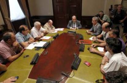 Representantes de los sindicatos UGT y CCOO, durante la reunión que mantuvieron el pasado 26 de junio en el Congreso de los Diputados con una delegación del grupo parlamentario popular, encabezada por el diputado de la comisión de Industria y Energía Antonio Erias (fondo-c), para hablar del futuro de la minería del carbón. EFE/Archivo