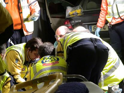 Facultativos del Samur, atendiendo al abogado asesinado en diciembre de 2008.