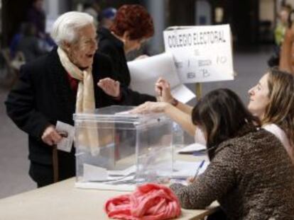 Un momento de la jornada electoral de ayer en un colegio de Asturias. 