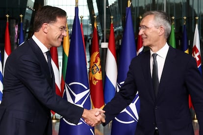 Mark Rutte saluda a Jens Stoltenberg