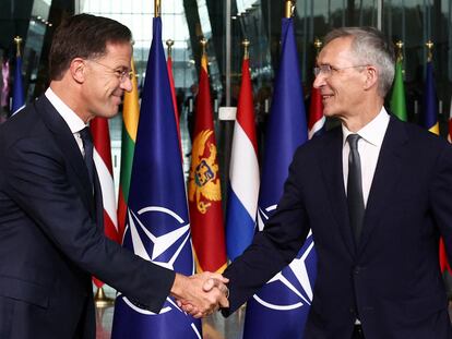 Mark Rutte saluda a Jens Stoltenberg