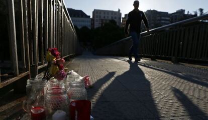 Flores y velas en la pasarela donde fue asesinada Isabel Carrasco. 