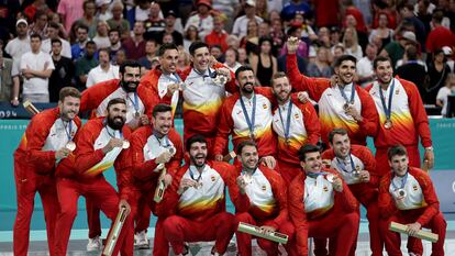 Los jugadores de España, con la medalla de bronce.