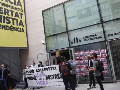 Miembros del Sindicat del Habitatge del Raval y Arran han ocupado a primera hora de esta mañana la sede de ERC.