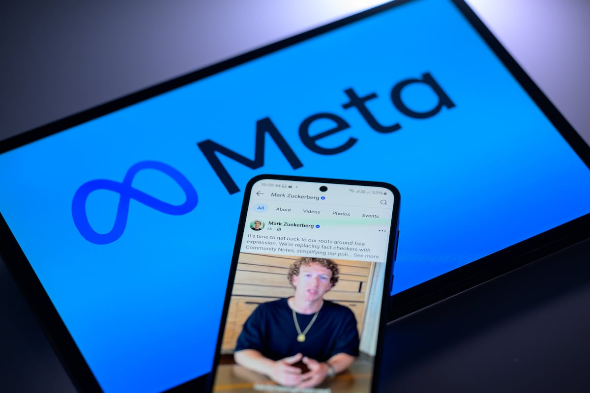 Logo de Meta con la imagen en un móvil de la cuenta de Facebook de su presidente, Mark Zuckerberg.