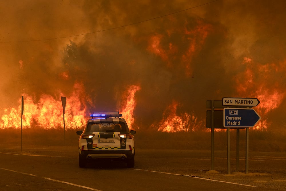 CUALEDRO (OURENSE), 15/08/2025.- Vecinos y bomberos intentan aplacar el fuego que afecta este viernes a la aldea de Lamas (Cualedro), en Ourense.La medida de confinamiento por los incendios se ha levantado para más de 200 personas en distintos puntos de Ourense, aunque se mantiene para otras 120 por los incendios forestales que afectan a esa provincia. El 112 Galicia ha informado de que han concluido los de Rebordedondo, en Cualedro -60 personas-, y los de As Casas dos Montes, en Oímbra -142 personas-. EFE/ Brais Lorenzo