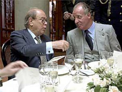 El Rey conversaba con Jordi Pujol durante el almuerzo que compartieron ayer en Sant Esteve de Sesrovires.