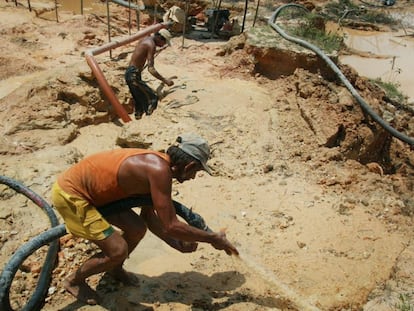 Un minero busca oro en el Estado de Bolívar, en Venezuela.