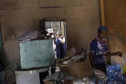 Vecinos afectados por el sismo en el centro de Portoviejo recogen sus pertenencias ante el desalojo de sus hogares.