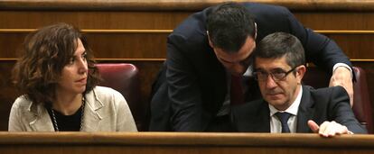Pedro Sánchez (c), secretario general del PSOE, habla con Patxi López en presencia de Irene Lozano.