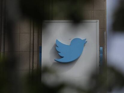 Logo de Twitter en el exterior de su sede en San Francisco, en una imagen de archivo. 