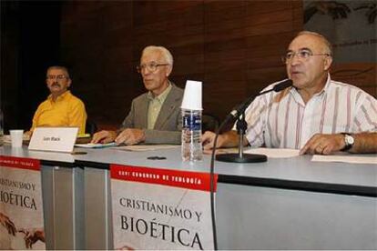 Juan Masiá (centro), Juan José Tamayo (derecha) y Antonio Herrador, en la clausura del congreso.
