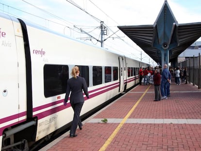 Tren Euromed de la línia Barcelona-València, a l'Aldea (Baix Ebre).