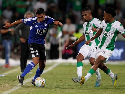 Félix Charrupí y Nelson Palacio de Nacional disputan el balón con Mackalister Silva de Millonarios, durante la primera vuelta de la final.