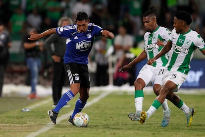 Félix Charrupí y Nelson Palacio de Nacional disputan el balón con Mackalister Silva de Millonarios, durante la primera vuelta de la final.