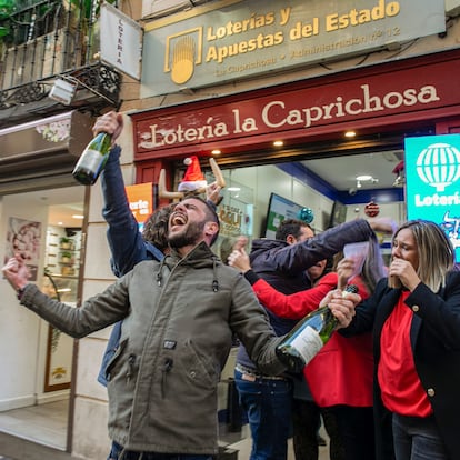 TOLEDO, 22/12/2023.- Premio Gordo de Navidad vendido en la administración de lotería 'La caprichosa' en el casco histórico de Toledo. EFE/Ángeles Visdómine