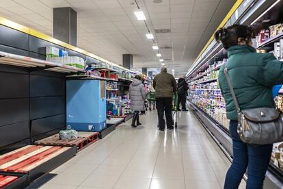 Estanterias parcialmente vacias destinadas a la leche en un supermercado de Madrid. El ministro de Agricultura, Pesca y Alimentación, Luis Planas, defiende que la falta de algún producto en los supermercados ha sido “puntual”, y culpa de ellas a las elevadas compras por parte de clientes que acaparan productos. Los datos que maneja apoyan esa tesis: la semana pasada las compras fueron un 20% mayores que hace un año.