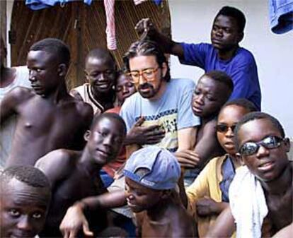 El padre Caballero, rodeado de antiguos niños guerrilleros, en el centro San Miguel, de Freetown.