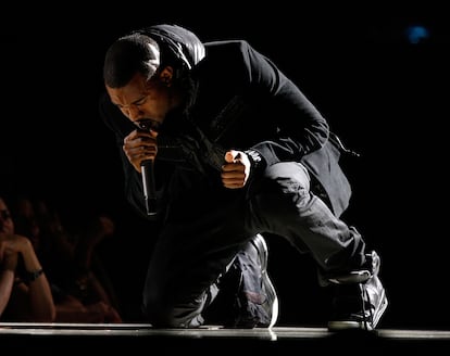El rapero Kanye West calza las zapatillas Nike Air Yeezy 1 durante su actuación en los Grammy de 2008.