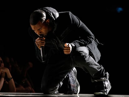 El rapero Kanye West calza las zapatillas Nike Air Yeezy 1 durante su actuación en los Grammy de 2008.