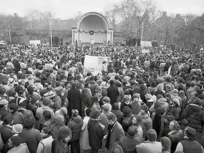 Vigilia por el asesinato de John Lennon en Central Park en diciembre de 1980.