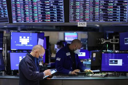 Dos operadores bursátiles, el martes en el parqué de Wall Street (Nueva York).