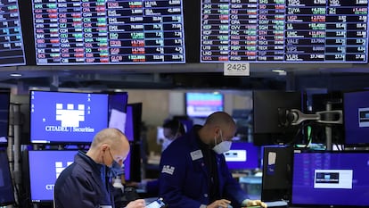 Dos operadores bursátiles, el martes en el parqué de Wall Street (Nueva York).