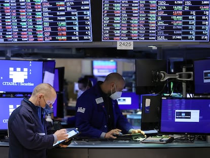 Dos operadores bursátiles, el martes en el parqué de Wall Street (Nueva York).